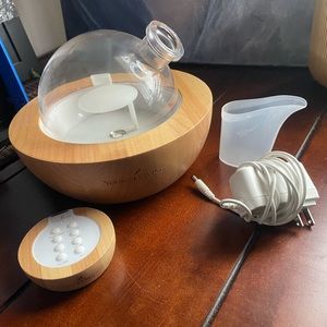 Like new Young Living Aria Ultrasonic Diffuser with oils